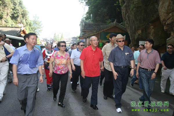張家界市委書記胡伯?。ㄗ笠唬┡阃瑖顸h主席吳伯雄（正中）前往梯瑪神歌劇場